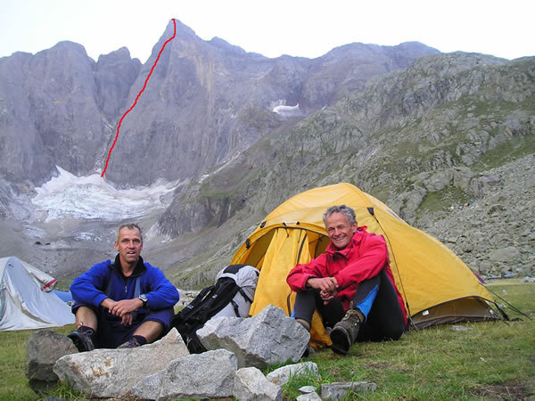 De Club van Twee voor de tent met op de achtergrond de Classica Norta op de Vignemale Pique Longue